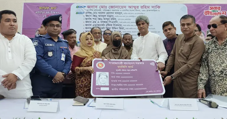 ফ্যামিলি কার্ড হাতে তুলে দিচ্ছেন পরিকল্পনা প্রতিমন্ত্রী